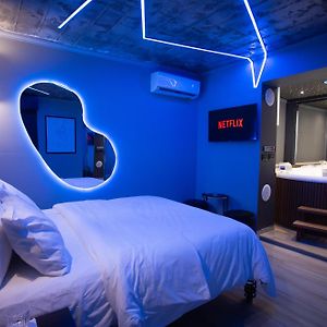 The Bubbles - Jacuzzi Hotel Tirana